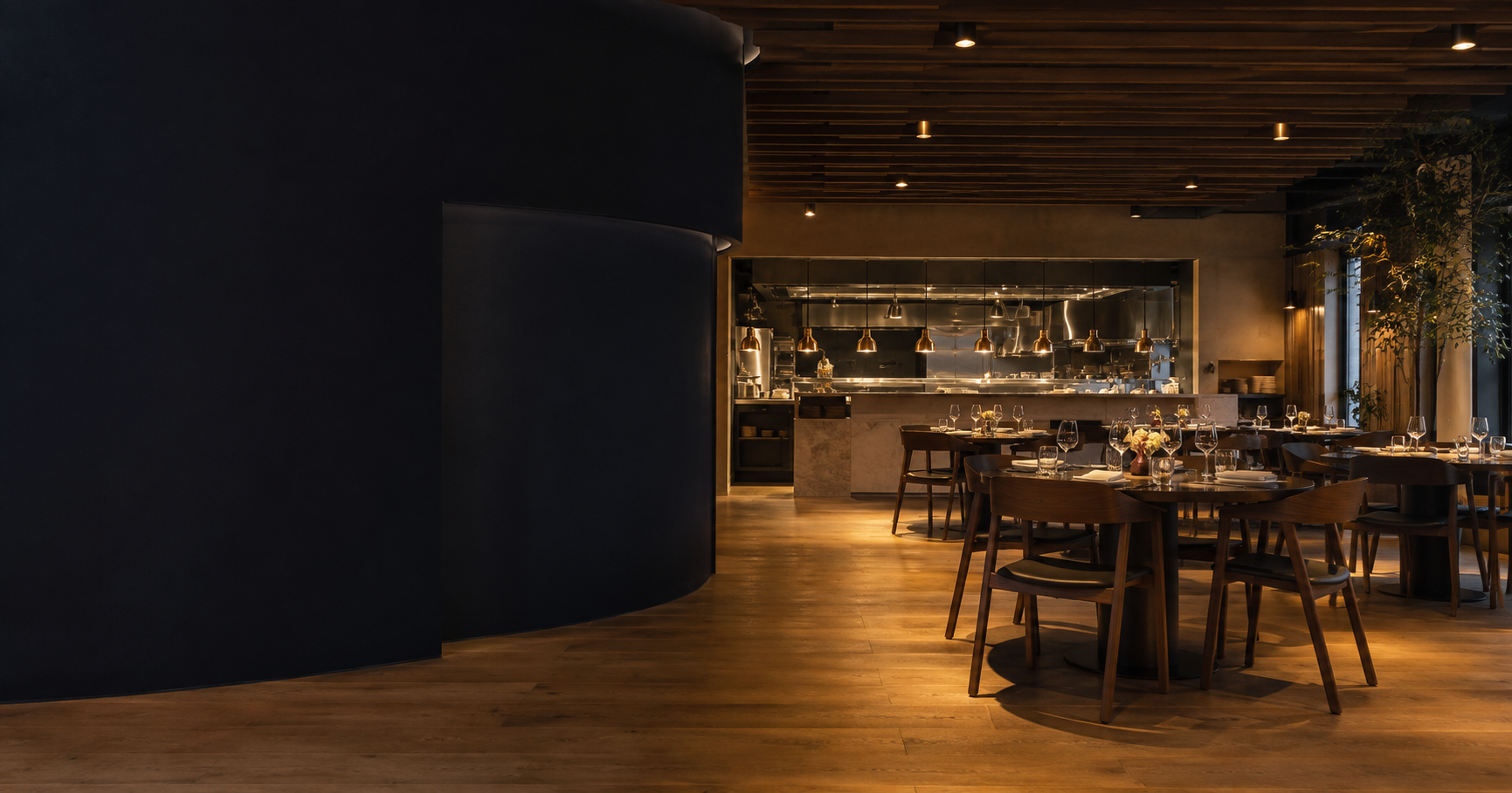 Eleganckie wnętrze restauracji z profesjonalną otwartą kuchnią — zdjęcie ilustracyjne
